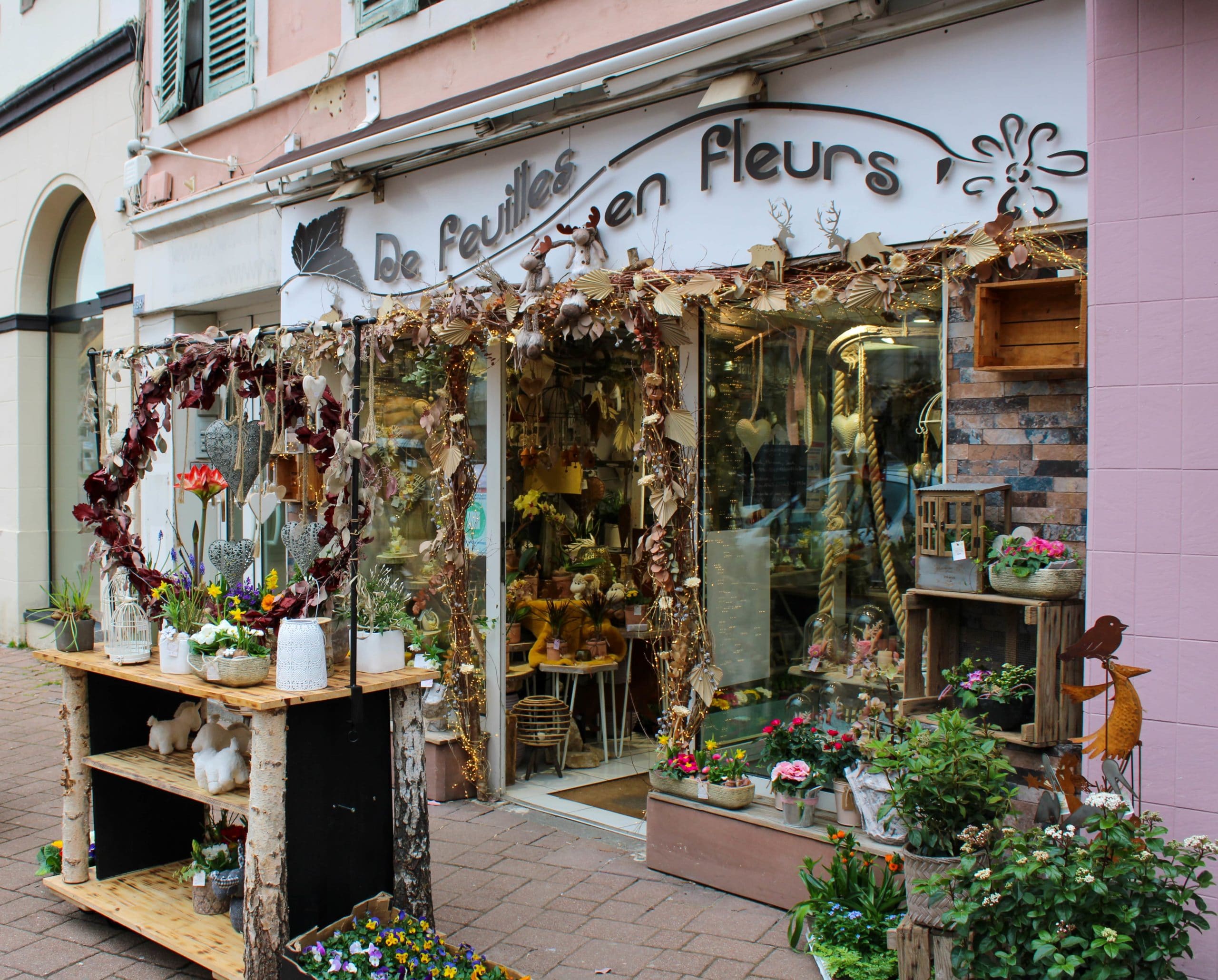 de-feuilles-en-fleurs-devanture-min